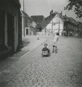 876889 Gezicht in de Oranjestraat in Wijk C te Utrecht, naar het oosten, met op de achtergrond de nieuwe St. ...